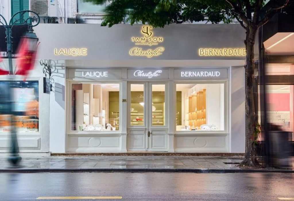 LALIQUE MOVED TO THE NEW HOUSE AT 17 TRANG TIEN 1