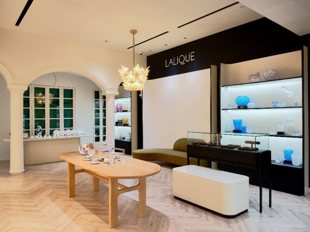 LALIQUE MOVED TO THE NEW HOUSE AT 17 TRANG TIEN 7